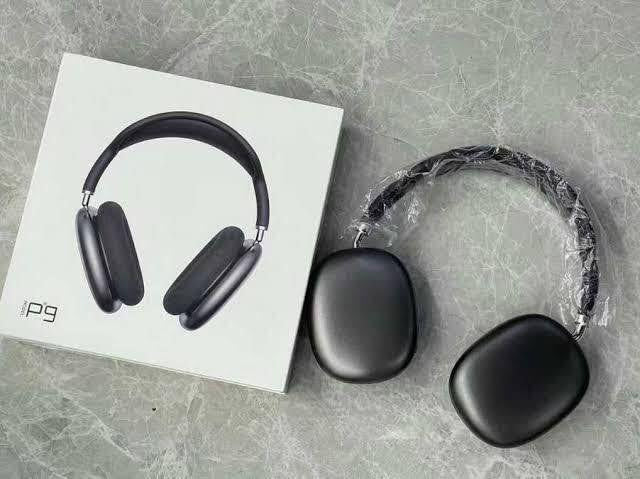 Black Over-Ear Headphones ABS Plastic Lightweight Comfortable